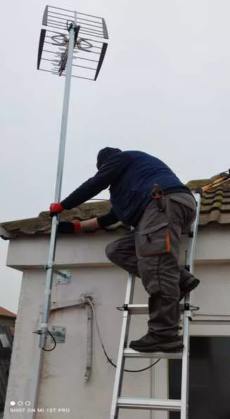 Trabajo de antenista en cubierta para Alpedrete
